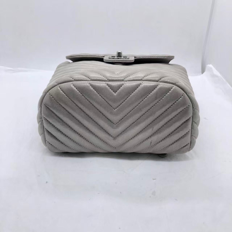 CHANEL香奈兒 薩爾茨堡 珠光灰色銀扣 V紋金屬質感牛皮背包雙肩包，內里有小許髒，鐳射 22 開-4