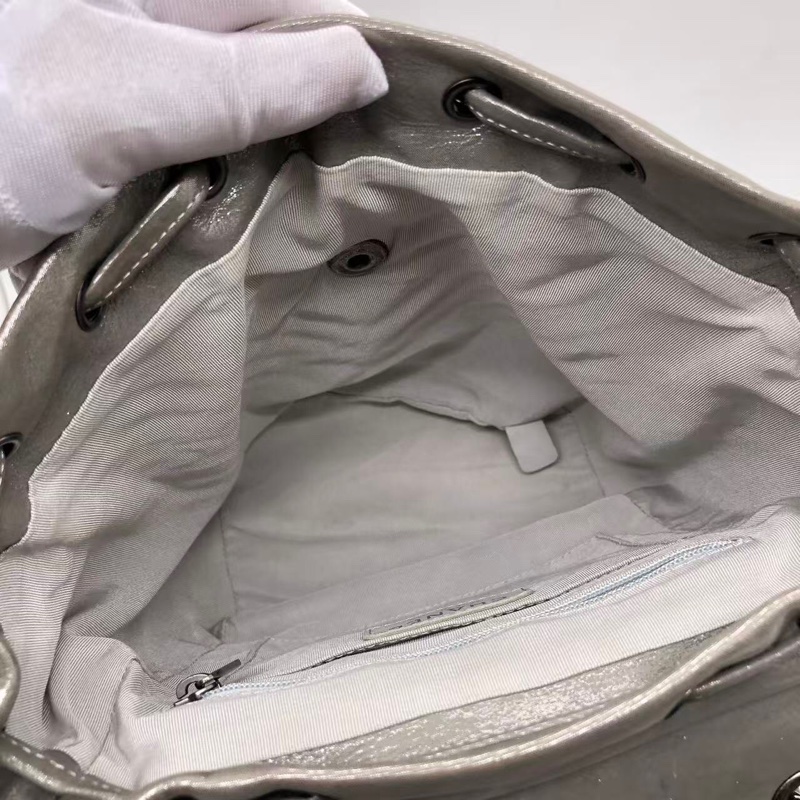 CHANEL香奈兒 薩爾茨堡 珠光灰色銀扣 V紋金屬質感牛皮背包雙肩包，內里有小許髒，鐳射 22 開-5