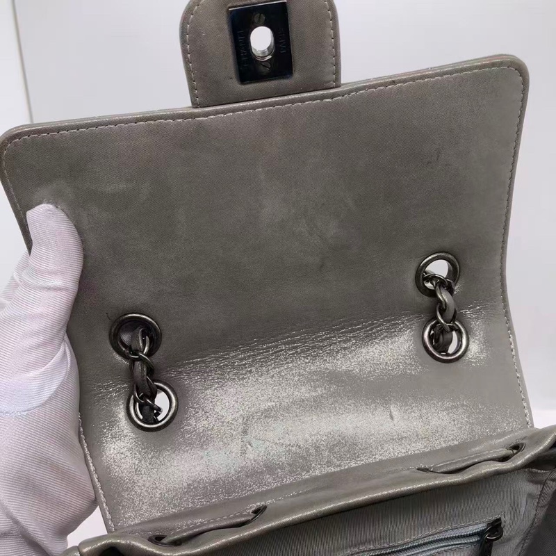 CHANEL香奈兒 薩爾茨堡 珠光灰色銀扣 V紋金屬質感牛皮背包雙肩包，內里有小許髒，鐳射 22 開-7