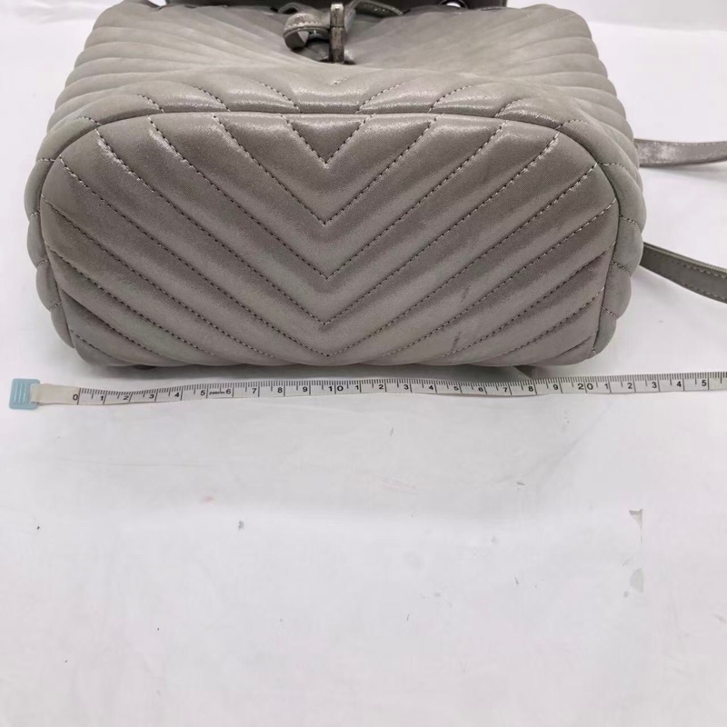 CHANEL香奈兒 薩爾茨堡 珠光灰色銀扣 V紋金屬質感牛皮背包雙肩包，內里有小許髒，鐳射 22 開-10