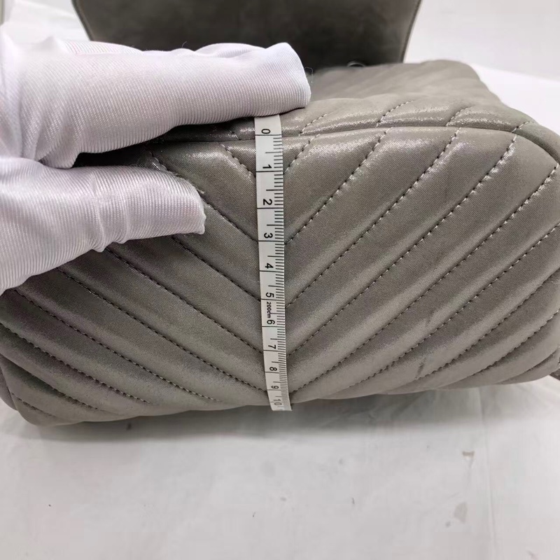 CHANEL香奈兒 薩爾茨堡 珠光灰色銀扣 V紋金屬質感牛皮背包雙肩包，內里有小許髒，鐳射 22 開-11