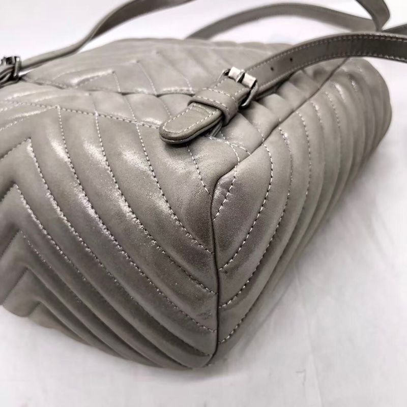 CHANEL香奈兒 薩爾茨堡 珠光灰色銀扣 V紋金屬質感牛皮背包雙肩包，內里有小許髒，鐳射 22 開-13