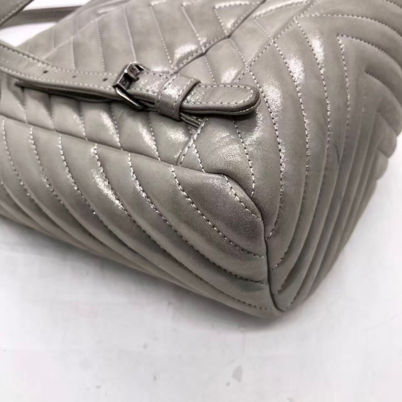 CHANEL香奈兒 薩爾茨堡 珠光灰色銀扣 V紋金屬質感牛皮背包雙肩包，內里有小許髒，鐳射 22 開-14