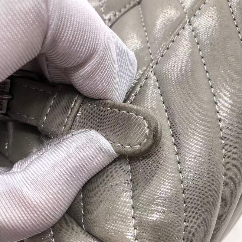 CHANEL香奈兒 薩爾茨堡 珠光灰色銀扣 V紋金屬質感牛皮背包雙肩包，內里有小許髒，鐳射 22 開-15