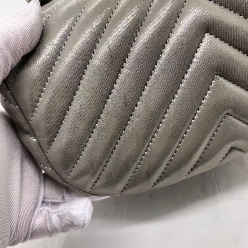 CHANEL香奈兒 薩爾茨堡 珠光灰色銀扣 V紋金屬質感牛皮背包雙肩包，內里有小許髒，鐳射 22 開-16