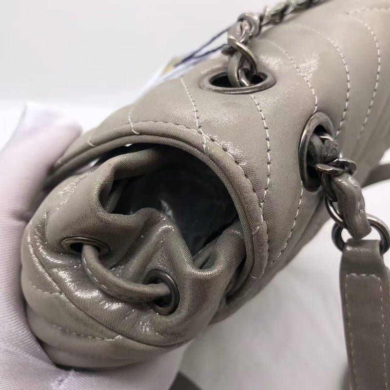CHANEL香奈兒 薩爾茨堡 珠光灰色銀扣 V紋金屬質感牛皮背包雙肩包，內里有小許髒，鐳射 22 開-17