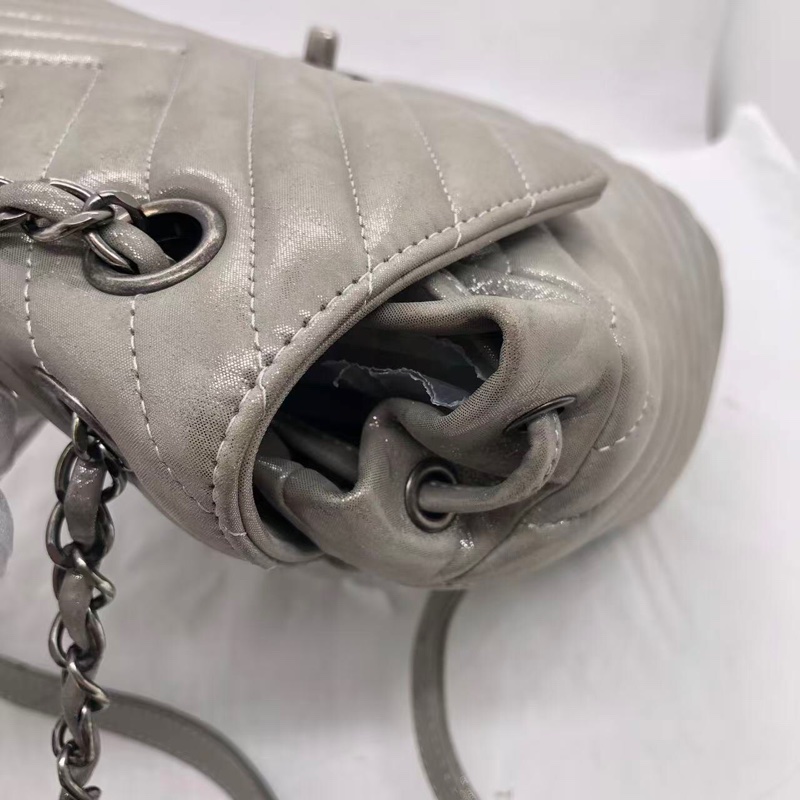 CHANEL香奈兒 薩爾茨堡 珠光灰色銀扣 V紋金屬質感牛皮背包雙肩包，內里有小許髒，鐳射 22 開-18