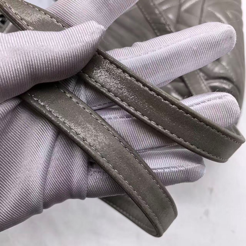 CHANEL香奈兒 薩爾茨堡 珠光灰色銀扣 V紋金屬質感牛皮背包雙肩包，內里有小許髒，鐳射 22 開-21