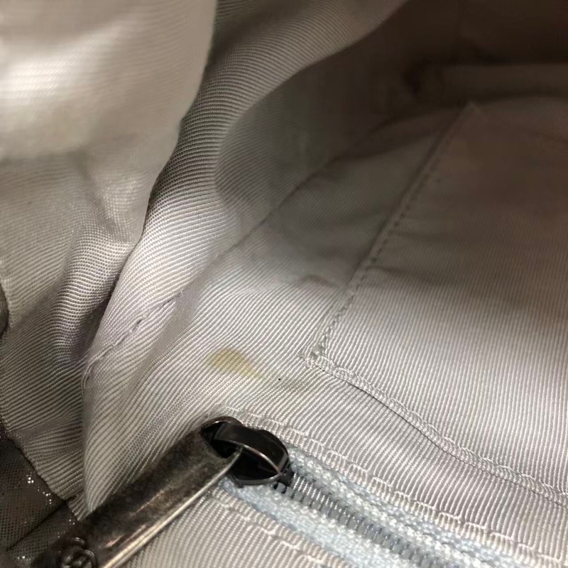 CHANEL香奈兒 薩爾茨堡 珠光灰色銀扣 V紋金屬質感牛皮背包雙肩包，內里有小許髒，鐳射 22 開-23