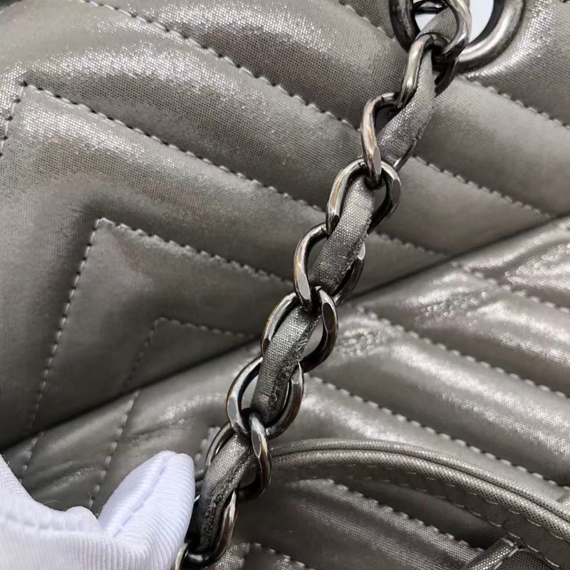 CHANEL香奈兒 薩爾茨堡 珠光灰色銀扣 V紋金屬質感牛皮背包雙肩包，內里有小許髒，鐳射 22 開-24