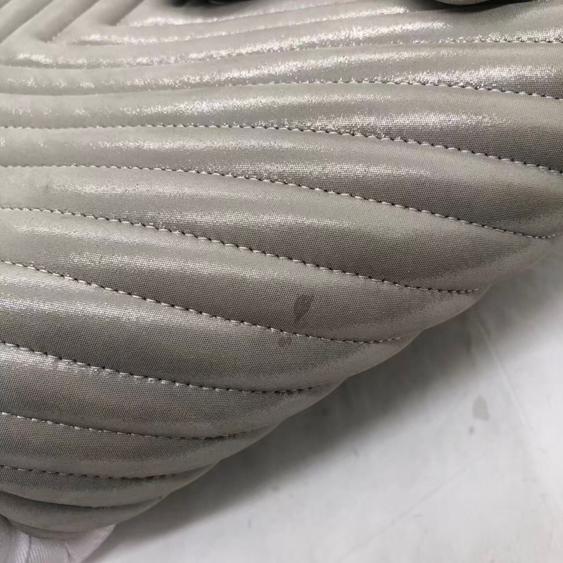 CHANEL香奈兒 薩爾茨堡 珠光灰色銀扣 V紋金屬質感牛皮背包雙肩包，內里有小許髒，鐳射 22 開-25