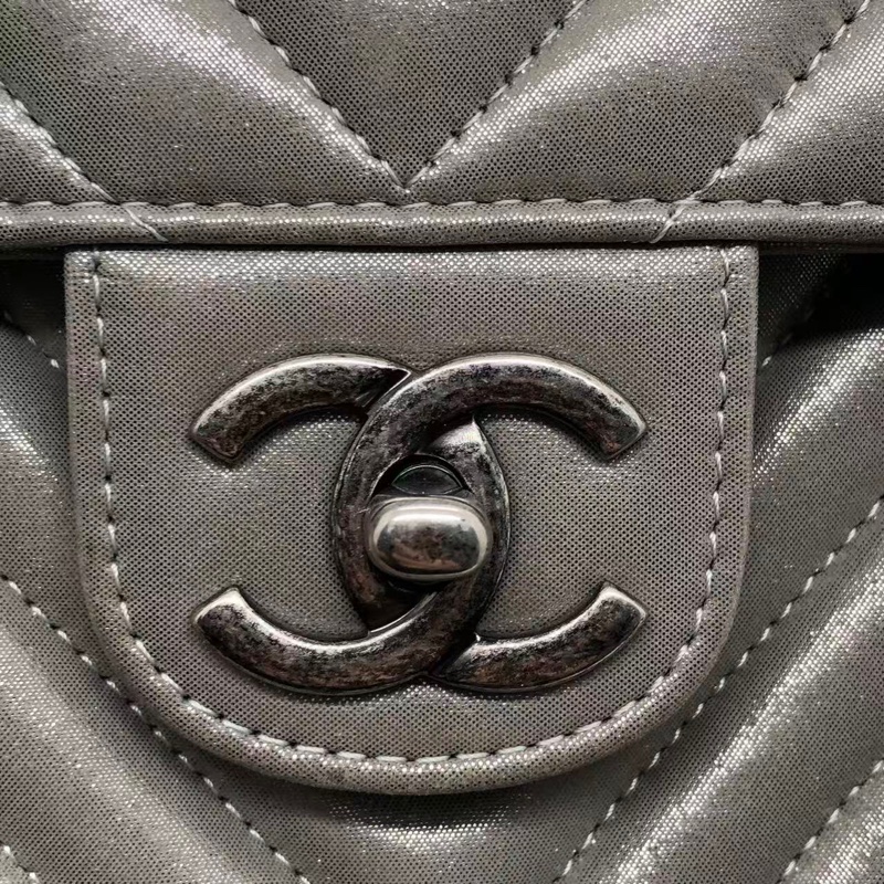 CHANEL香奈兒 薩爾茨堡 珠光灰色銀扣 V紋金屬質感牛皮背包雙肩包，內里有小許髒，鐳射 22 開-26