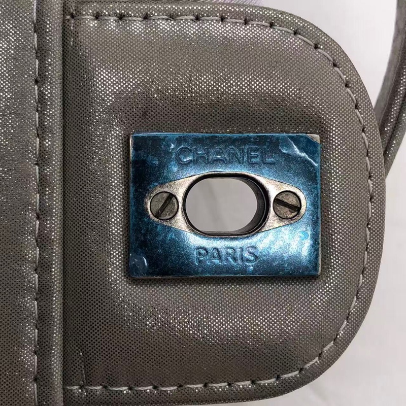 CHANEL香奈兒 薩爾茨堡 珠光灰色銀扣 V紋金屬質感牛皮背包雙肩包，內里有小許髒，鐳射 22 開-27