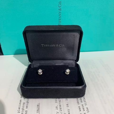 Tiffany Solitaire0.42克拉鑽石四爪耳釘 圓鑽白金耳釘，一對共0.84克拉，F色，vs1淨度