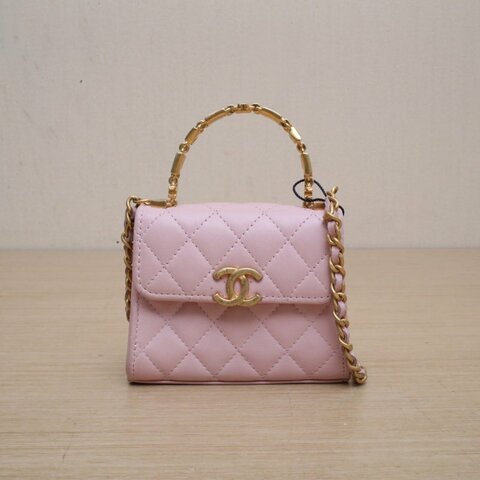 CHANEL 手柄Kelly包11粉色羊皮鐳射標金扣幾何琺瑯金屬手柄肩背包