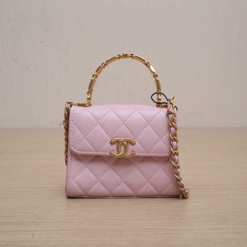 CHANEL 手柄Kelly包11粉色羊皮鐳射標金扣幾何琺瑯金屬手柄肩背包-1