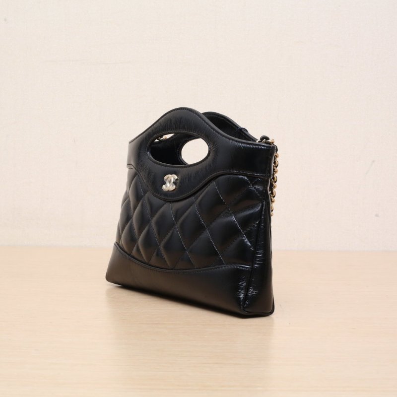 CHANEL 31BagNano橫版20.5黑色羊皮鐳射標淺金扣肩背包-4