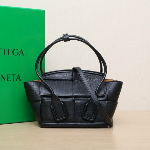 BOTTEGA VENETA Arcomini19黑色牛皮肩背包
