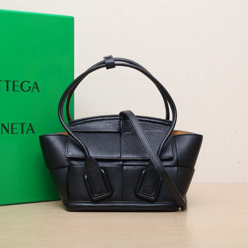 BOTTEGA VENETA Arcomini19黑色牛皮肩背包-0