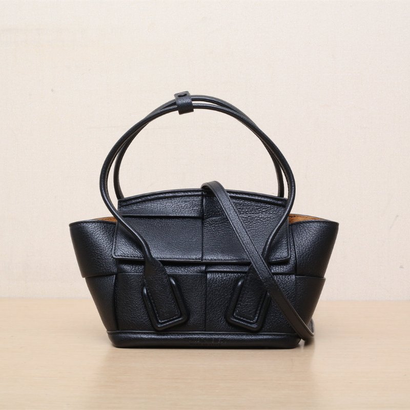 BOTTEGA VENETA Arcomini19黑色牛皮肩背包-1