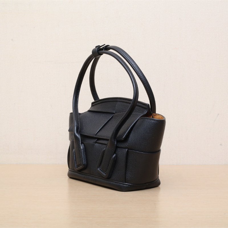 BOTTEGA VENETA Arcomini19黑色牛皮肩背包-4