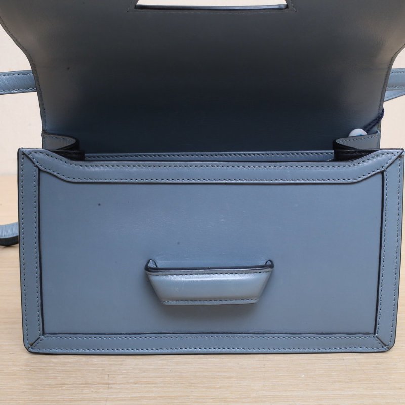 LOEWE Barcelona巴賽隆納中號藍色牛皮金扣肩背包-2