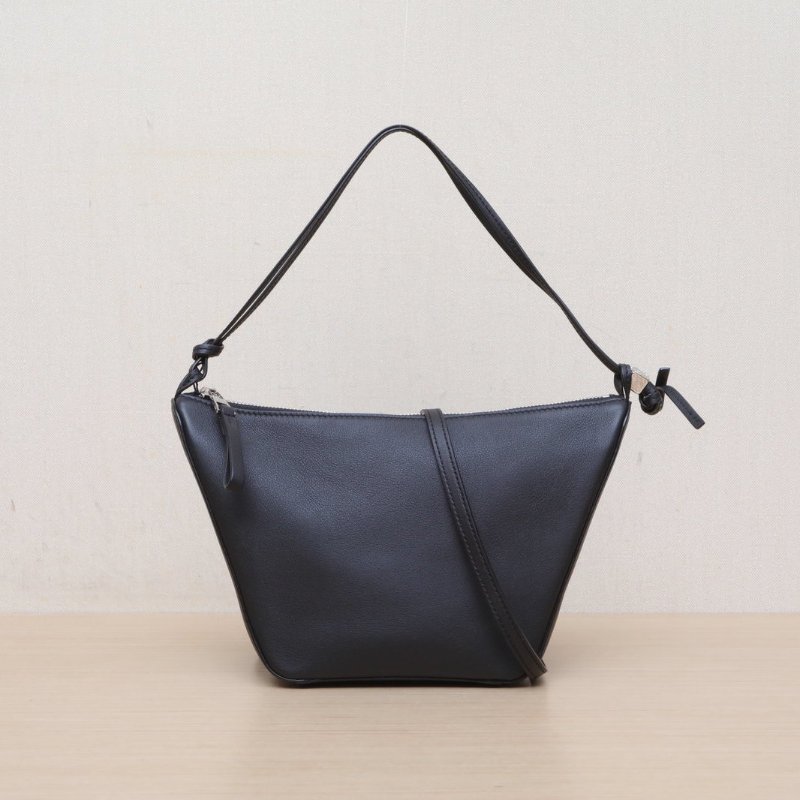 LOEWE HammockHobo浮雕字謎迷你黑色牛皮銀扣肩背包-1