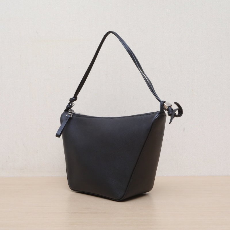 LOEWE HammockHobo浮雕字謎迷你黑色牛皮銀扣肩背包-4