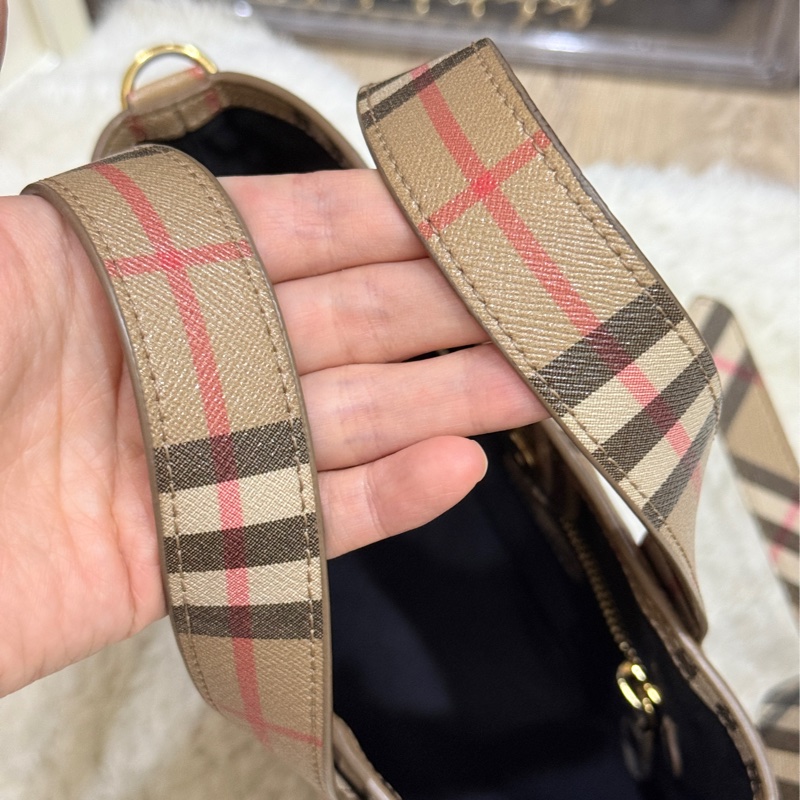 好看好用的Burberry 防刮 防潑水 托特 斜背包-5