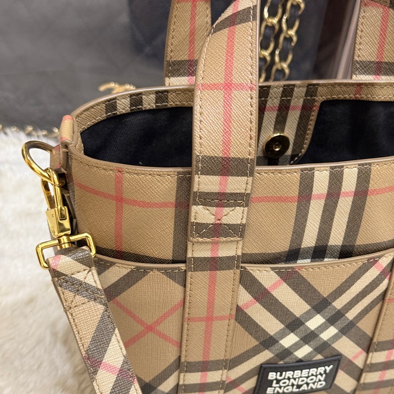 好看好用的Burberry 防刮 防潑水 托特 斜背包-25