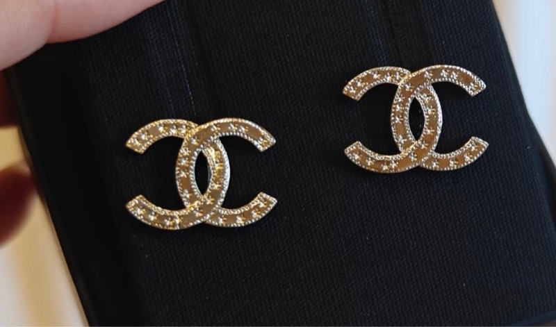 Chanel 香奈兒 雕刻 金屬雙C 針式耳環 經典雙C logo-1
