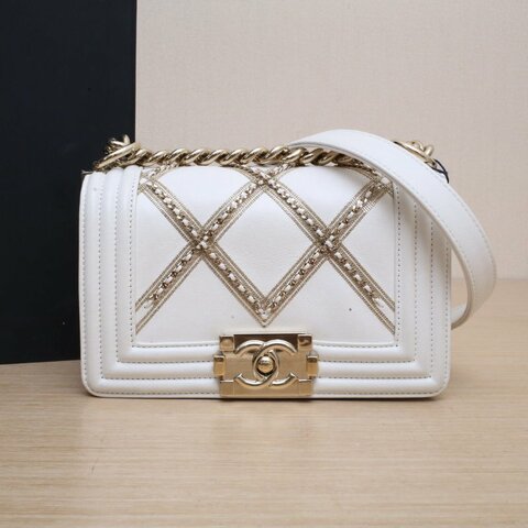 CHANEL Leboy小號20.5白色牛皮晶片開金扣肩背包