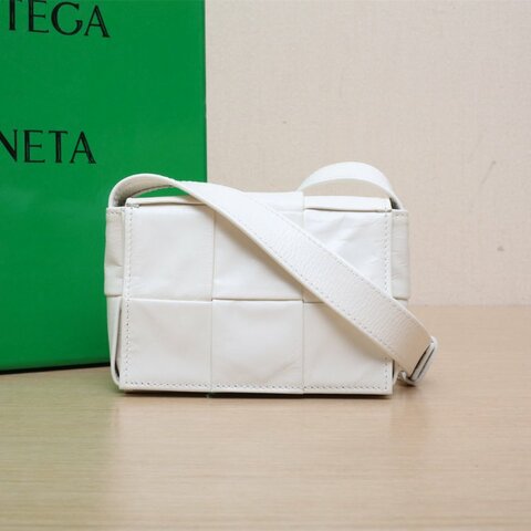 BOTTEGA VENETA CassetteMini12白色牛皮肩背包