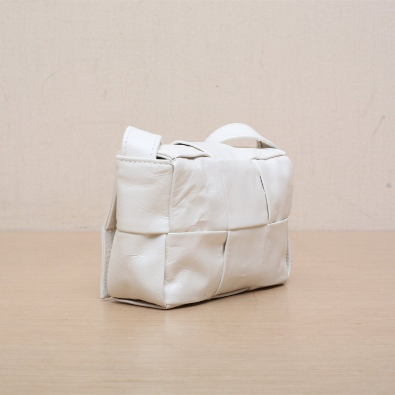 BOTTEGA VENETA CassetteMini12白色牛皮肩背包-4