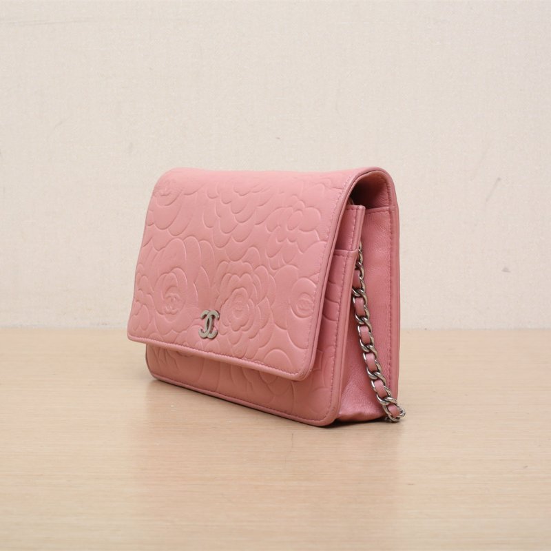 CHANEL CFWOC19粉色牛皮16開銀扣山茶花壓紋肩背包-3