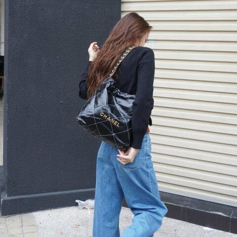 Chanel 展示品 22 Bag 金logo菱格白線牛皮小號肩背包(AS3260-黑)