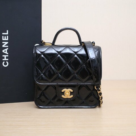 CHANEL 22K手柄郵差包17黑色漆皮晶片開金扣金屬皮牌皮手柄肩背包