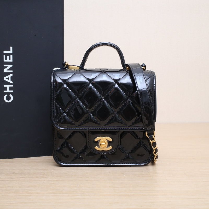 CHANEL 22K手柄郵差包17黑色漆皮晶片開金扣金屬皮牌皮手柄肩背包-0