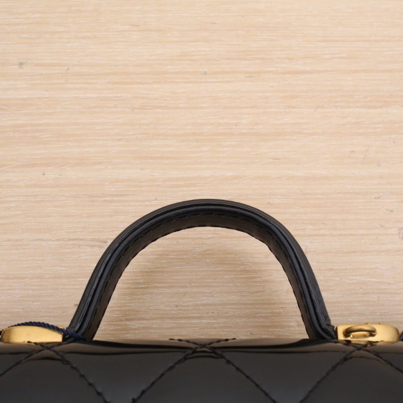 CHANEL 22K手柄郵差包17黑色漆皮晶片開金扣金屬皮牌皮手柄肩背包-2