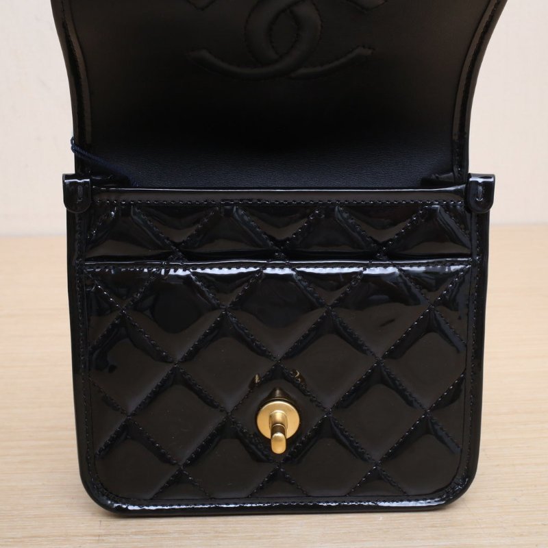 CHANEL 22K手柄郵差包17黑色漆皮晶片開金扣金屬皮牌皮手柄肩背包-3