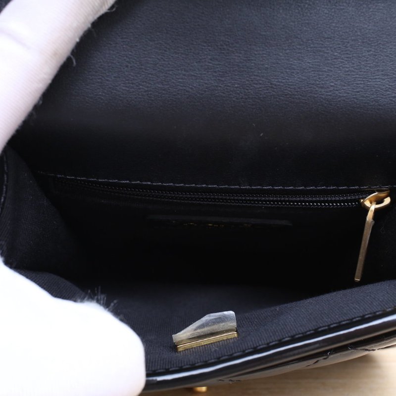 CHANEL 22K手柄郵差包17黑色漆皮晶片開金扣金屬皮牌皮手柄肩背包-4