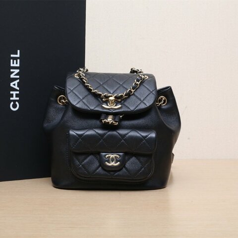 CHANEL 23CDuma抽繩口蓋雙肩包單口袋小號18黑色牛皮晶片開金扣肩背包