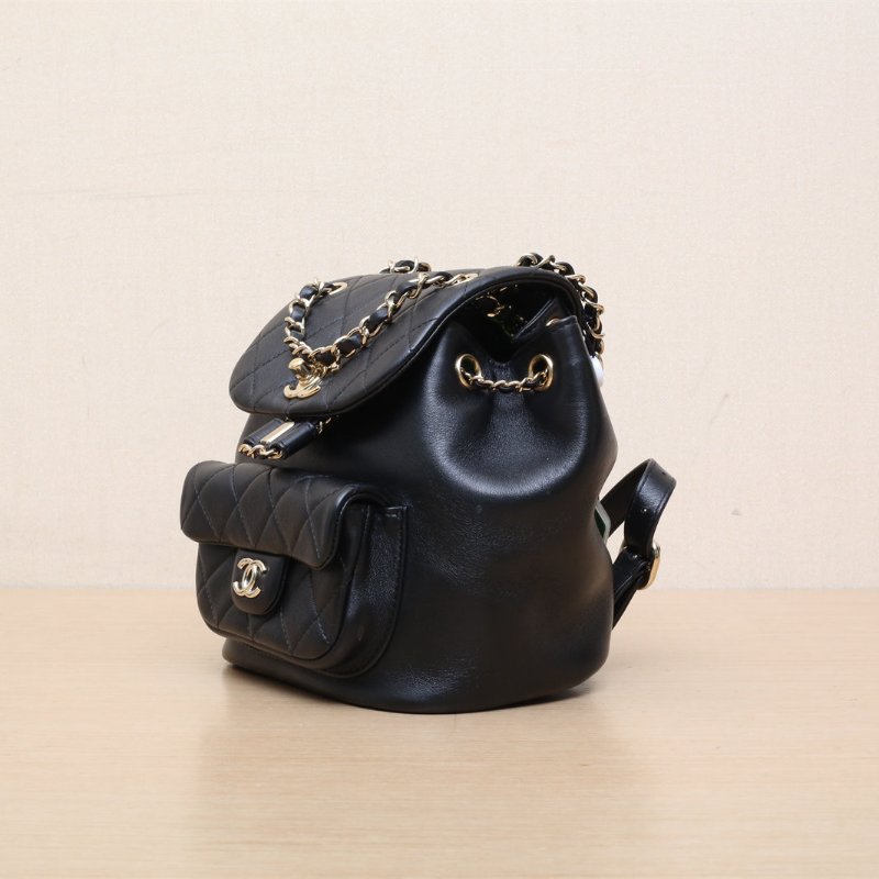 CHANEL 23CDuma抽繩口蓋雙肩包單口袋小號18黑色牛皮晶片開金扣肩背包-3