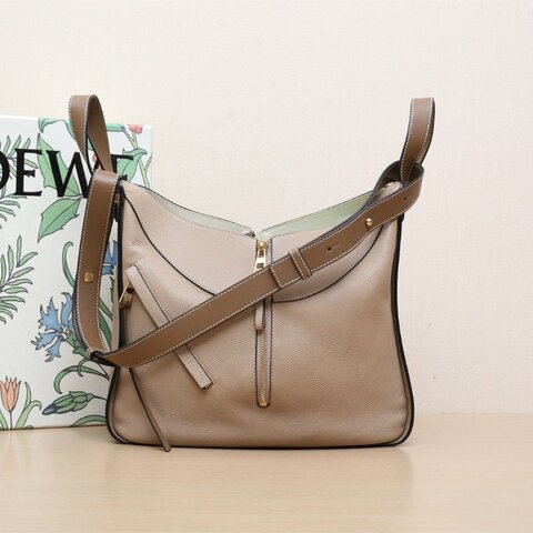 LOEWE Hammock吊床包小號奶茶色牛皮金扣肩背包