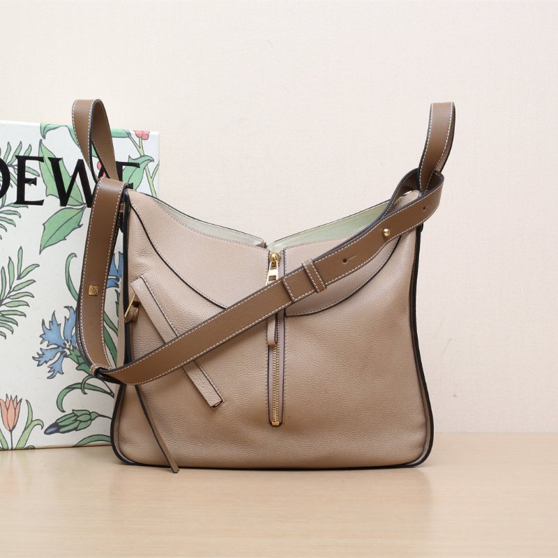 LOEWE Hammock吊床包小號奶茶色牛皮金扣肩背包-0