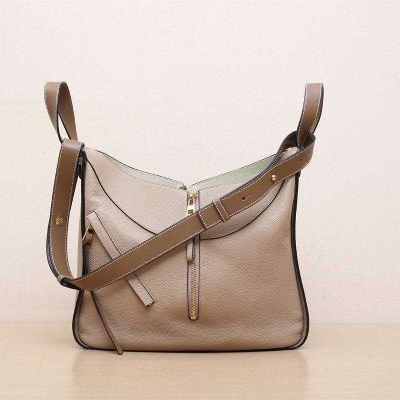 LOEWE Hammock吊床包小號奶茶色牛皮金扣肩背包-1