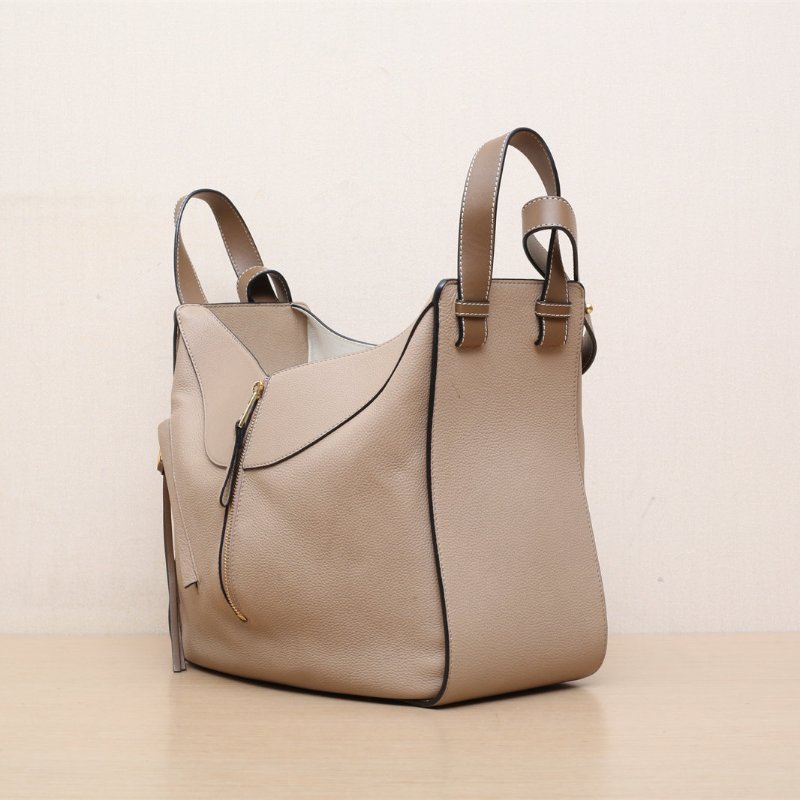 LOEWE Hammock吊床包小號奶茶色牛皮金扣肩背包-3