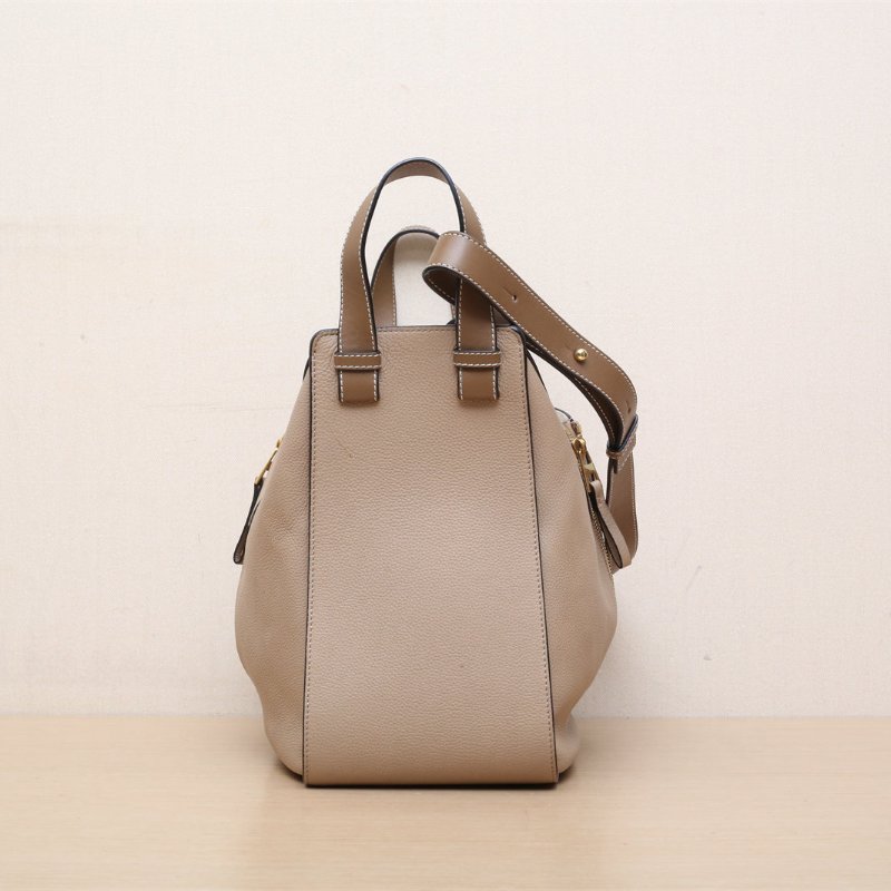 LOEWE Hammock吊床包小號奶茶色牛皮金扣肩背包-4
