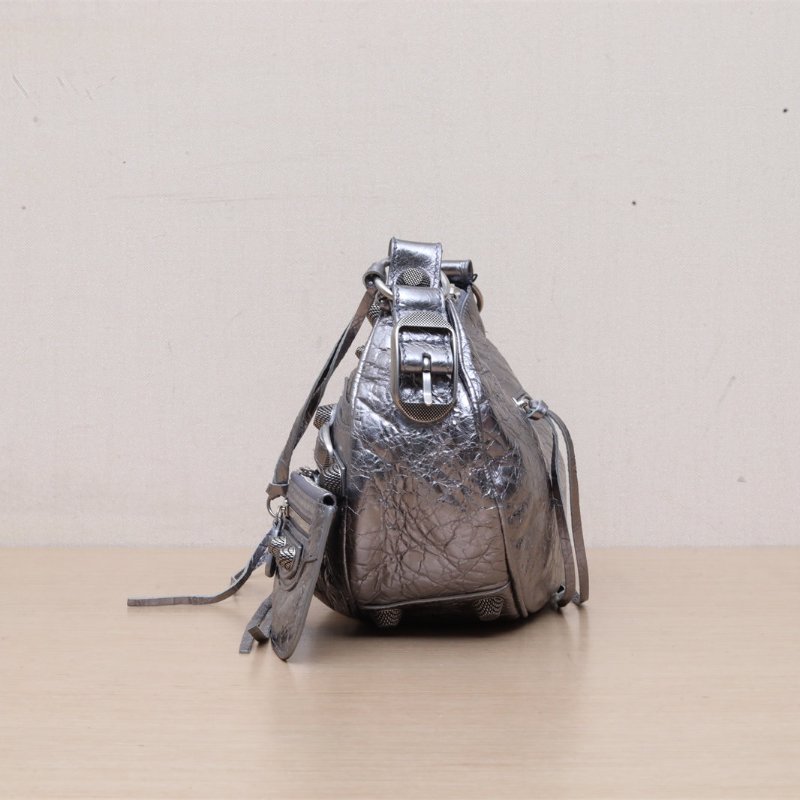 BALENCIAGA LeCagole機車月牙包xs25.9銀色羊皮肩背包-3