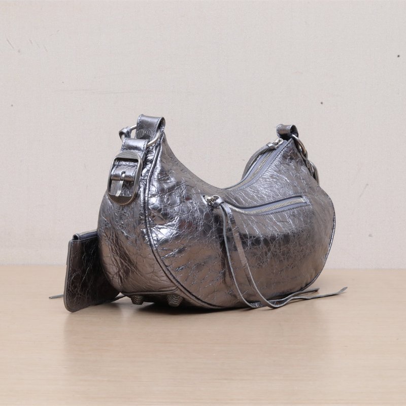 BALENCIAGA LeCagole機車月牙包xs25.9銀色羊皮肩背包-4